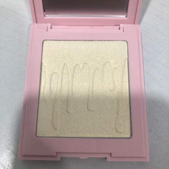 Kylie Cosmetics Pressed Illuminating Powder in the shade Quartz - Picture 5 of 5